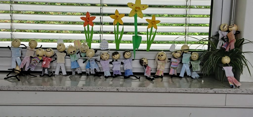 Bastelpuppen vor einem Fenster