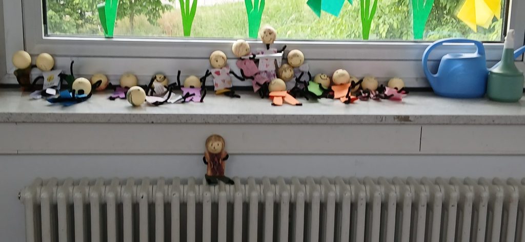 Kreative Figuren auf Fensterbank