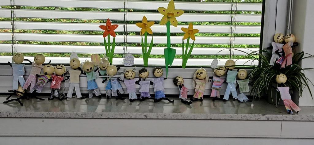 Bunte Figuren auf der Fensterbank