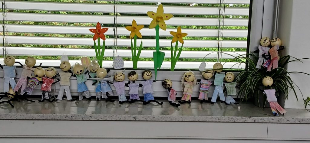 Bunte Figuren mit Pflanzen
