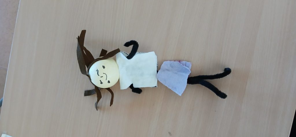 Selbstgemachte Puppe auf Tisch