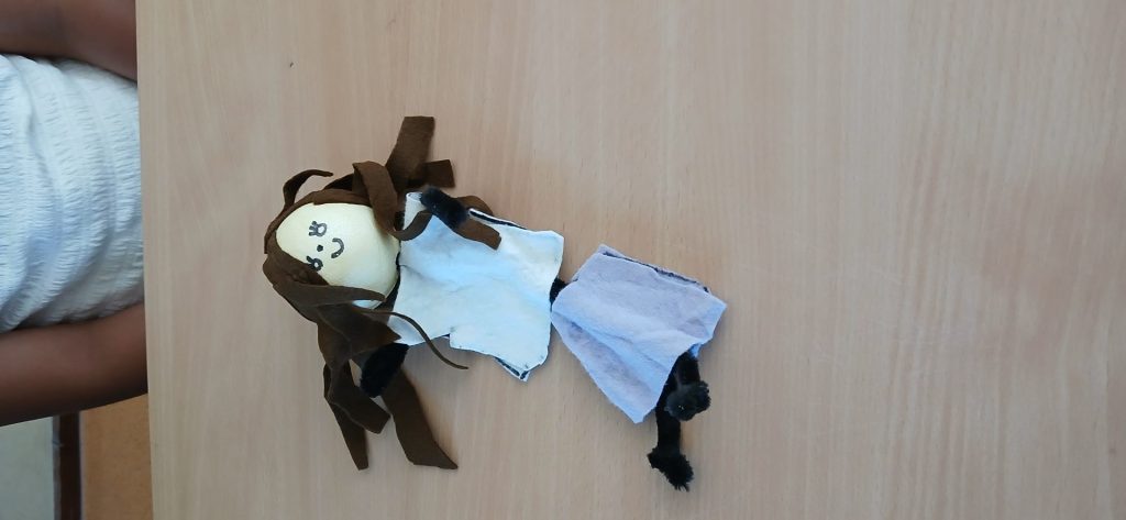 Puppe auf einem Tisch liegend